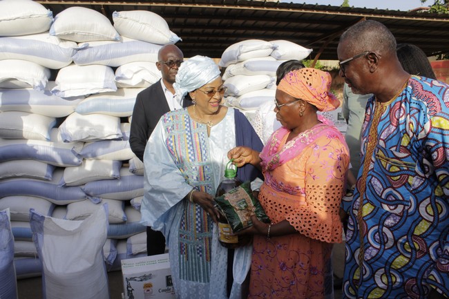 Commémoration de l'An III de la disparition du Général ATT :   Mme Touré Lobbo Traoré fait des dons de plus de 160 millions de FCFA à des familles vulnérables, des associations féminines et des centres psychoéducatifs