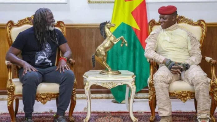 Burkina Faso : Tiken Jah Fakoly salue l’action du capitaine Traoré