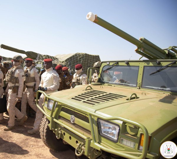 Burkina : Le président Traoré remet un important lot de matériel militaire au ministère de la Défense