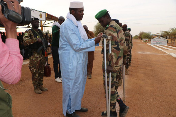 #Mali : Gao : Le ministre d'État décore dix blessés de guerre