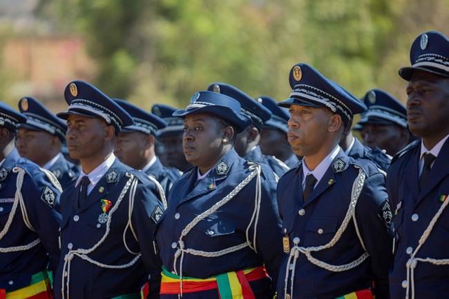 19e promotion des élèves commissaires de police 369 récipiendaires dont 56 personnels féminins reçoivent les épaulettes