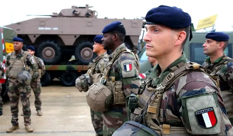 Europe : Les soldats et les jeunes fuient les armées