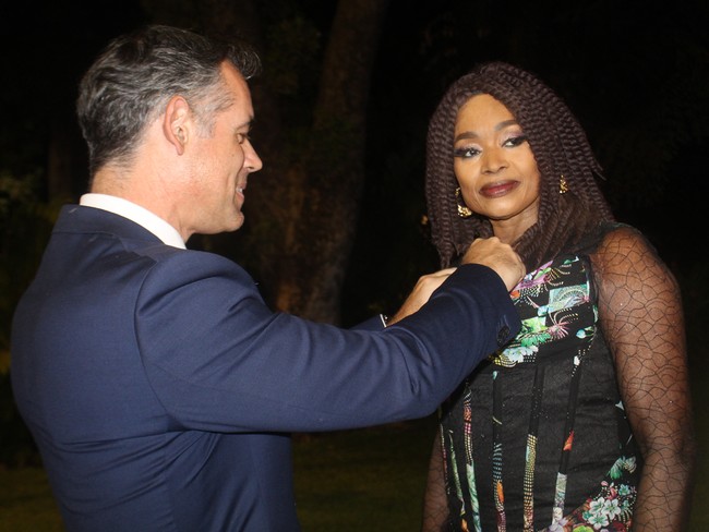 Oumou Sangare élevée par la France au rang  d'Officier dans l'Ordre des Arts et des Lettres  . L'apothéose pour la diva du Wassoulou