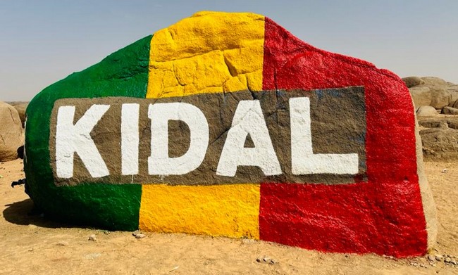 Kidal. Le grand rocher « Houmaïssa » prend les couleurs nationales du Mali