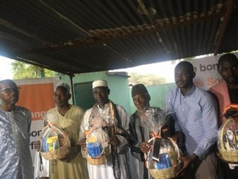 Sountigué d’Orange Mali à la grande  mosquée de Faladié :Soukoura : 250 paniers garnis donnés aux fidèles musulmans