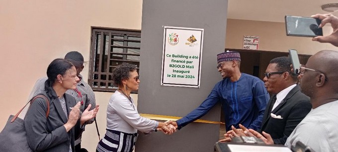 Amélioration du système éducatif : B2Gold dote le complexe pour enfants de Zorokoro  d'une bibliothèque et d'une salle informatique  Coût de réalisation : plus de 70 millions de FCFA