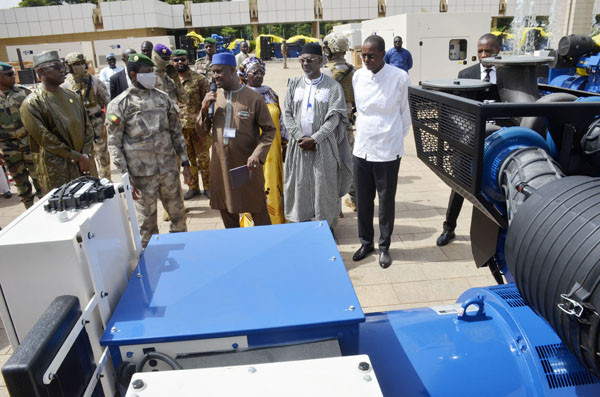 #Mali : Gestion durable de la crise énergétique : Le chef de l’État offre des groupes électrogènes flambant neufs à la société énergie du Mali