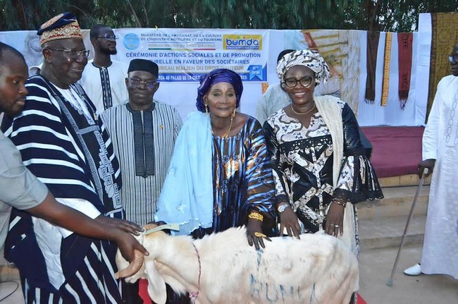 Œuvres sociales du BUMDA : Remises d'attestations, de trophées de reconnaissance, d'orchestre et don de moutons et de vivres aux artistes