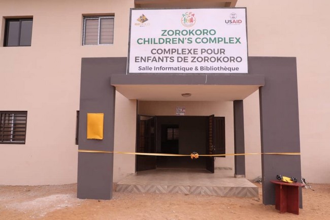 Zorokoro B2Gold offre une bibliothèque à l’orphelinat